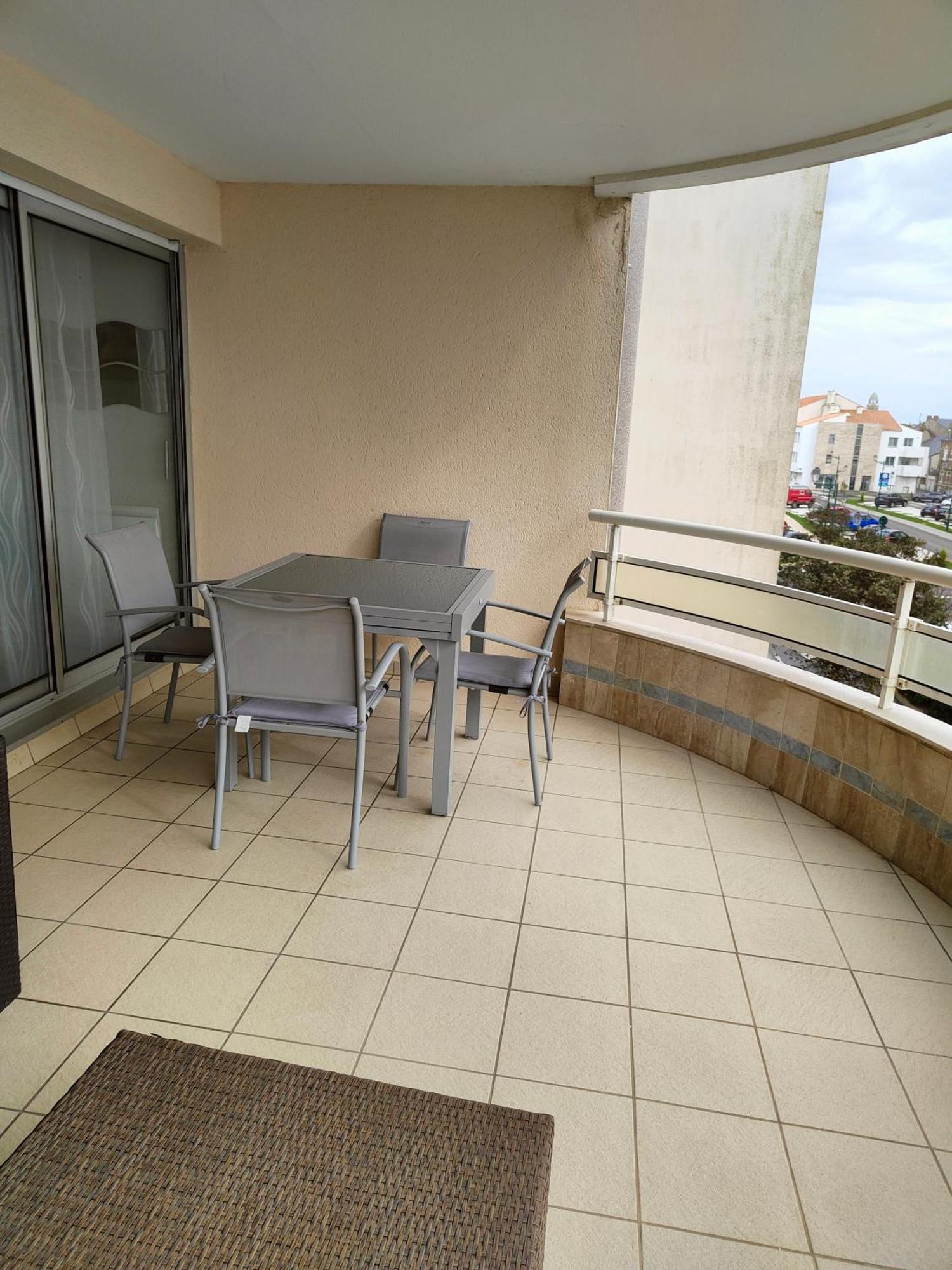 Appartement 2 Pieces Avec Une Grande Terrasse, 3 Etoiles, Wifi, Box Pour Vehicule Et Velos Ле-Сабль-д’Олон Экстерьер фото